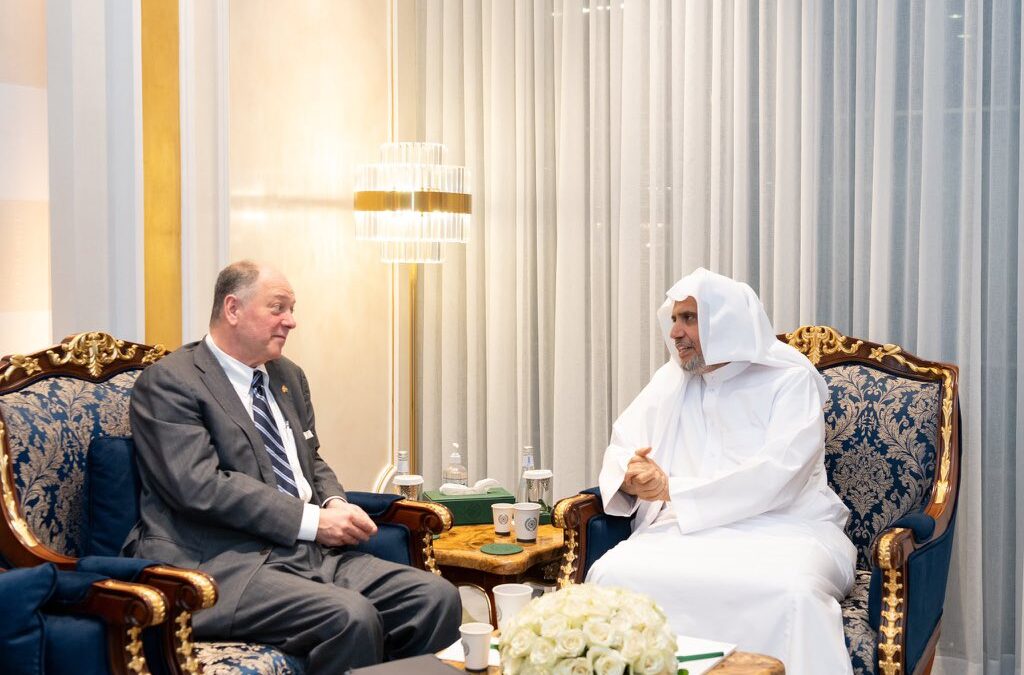 El Secretario General, presidente de la Comisión de Ulemas, el Sheij  Mohammed Al-Issa, recibió esta noche en Riad al Sr. Jeffrey Steiner, presidente del Consejo de Negocios Canado-Saudí.