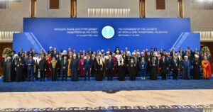 Lee más sobre el artículo El Secretario General de la Liga del Mundo Islámico, Presidente del Consejo de Ulemas, el Sheij Mohammed Al-Issa dirigiéndose a los participantes de la sesión inaugural de la «Cumbre Mundial de las Religiones»