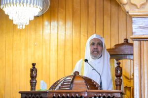 Lee más sobre el artículo Abordando varias temáticas islámicas contemporáneas y transmitiendo sus felicitaciones con motivo de la llegada del mes bendito de Ramadán